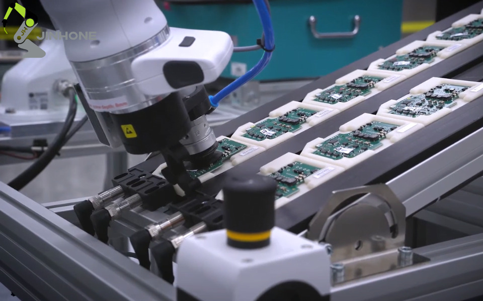ứng dụng cobot trong lắp ráp linh kiện