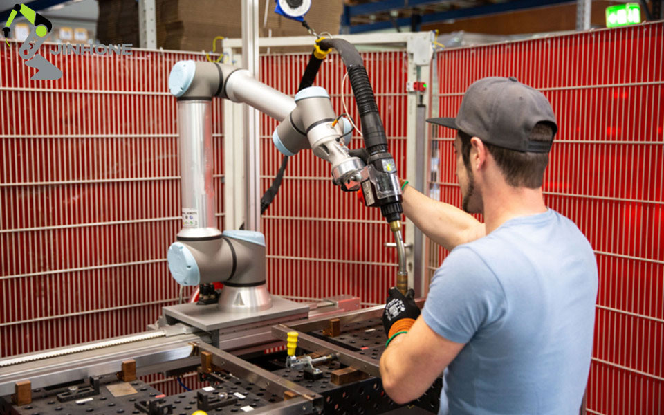 trục 4 của robot 6 trục